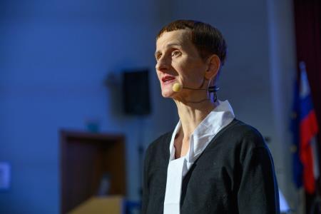 Deklica s piščalko-36